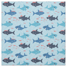 Tubarões legal com chapéus de pirata em azul claro