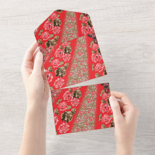 Tecido vermelho vibrante com intrincado floral e