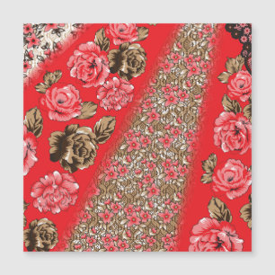 Tecido vermelho vibrante com intrincado floral e