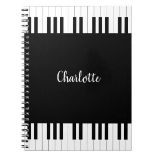 Teclado de piano, caderno preto e branco