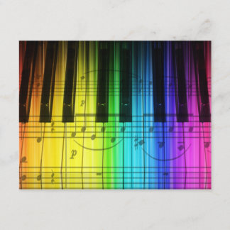 Teclado de piano e convite das notas da música