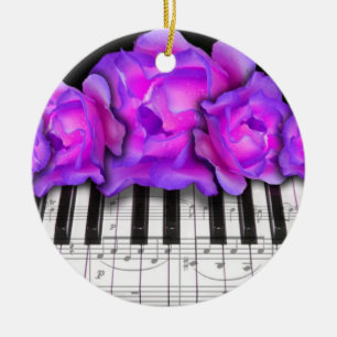Teclado de piano e enfeites de natal dos rosas