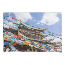 Templo Tibetano com bandeiras de oração - Yunnan,