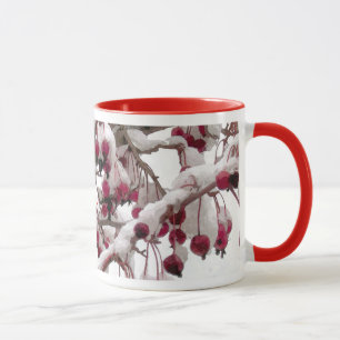 Tenha muito uma caneca do Natal da cereja