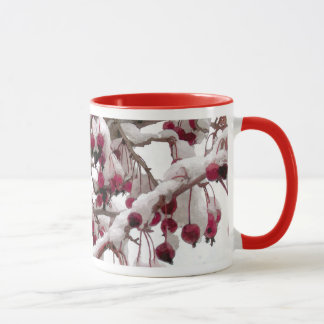 Tenha muito uma caneca do Natal da cereja