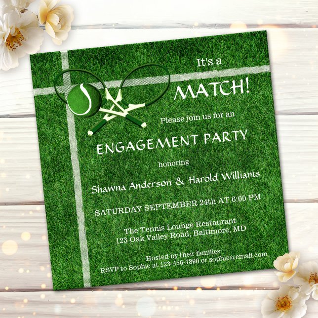 Tênis Corresponder Convite para Festa de noivado c (Sportive engagement party invitation featuring two tennis rackets on green grass )
