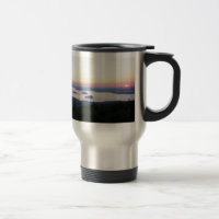 Nascer do sol na caneca de Tracel da montanha do