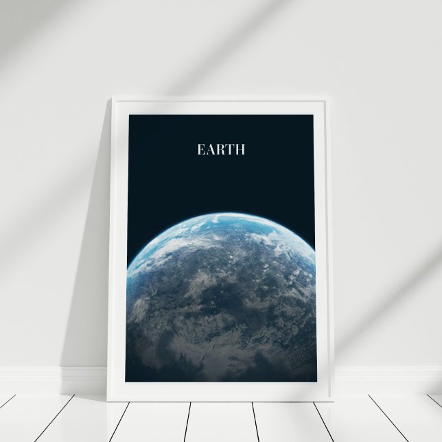 Terra do Poster espacial (Earth from Space Poster in white frame on wooden floor.)