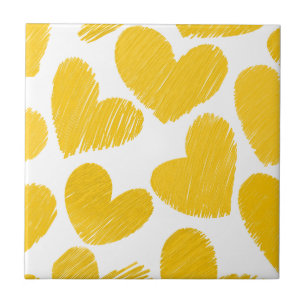Teste padrão amarelo pastel feminino dos coraçõ