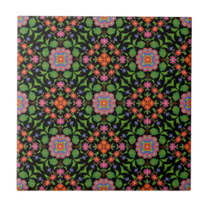 Teste padrão floral de Rangoli no azulejo preto