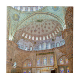 Teto abobadado interior colorido da Mesquita Azul