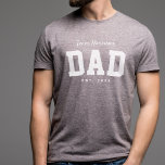 Texto branco personalizado simples do esporte do p<br><div class="desc">Projetada para coordenar com a coleção de chás de fraldas alfaiates Design de Lea Delaveris, esta camisa de pai da equipe é um presente perfeito para um novo papai ou pai ser. Excelente também de vestir ao chá de fraldas, este design de t-shirt desportiva apresenta um "nome de equipe" em...</div>