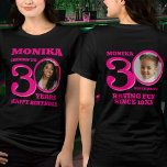 texto cor-de-rosa aniversário de 30 anos duplo<br><div class="desc">Texto, nome e duas camisetas aniversário de 30 anos cor-de-rosa felizes. Uma divertida camiseta personalizada de 50° lado em um design de texto rosa-quente ousado. Personalize esta camisa de aniversário com uma fotografia da aniversariante no meio do número 0, tanto na frente como no verso. Excelente por adicionar diversão a...</div>