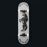 Texto Personalizado de skate Black Wilse Horse em<br><div class="desc">Cavalo Preto Preto - Pintura - Personalizável - Escolher / Adicionar o Texto Único - Nome / Cores / Fonte / Tamanho / Elementos - Imagem / Mais - Torne o Presente Especial - Redimensionar e mover ou remover e adicionar elementos / texto com ferramenta de personalização! Pintura e Design...</div>