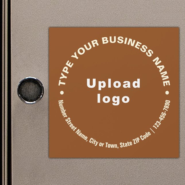 Textos comerciais circulares no cartão magnético c (Build brand name awareness. Circular pattern texts of business brand on brown magnetic card.)