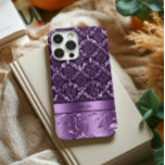 Textura Metálica Roxo-Roxo Elegante<br><div class="desc">Padrão elegante de damascos roxos e pretos de rendas florais com sotaque impressão de textura metálica. Monograma personalizável.</div>