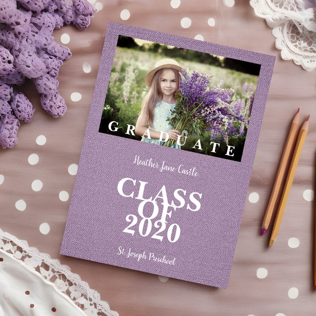 Textura Têxtil Simples de Foto do Formando Pré-K (Rustic Linen Effect Elegant Lilac Graduation Photo Announcement Card.)