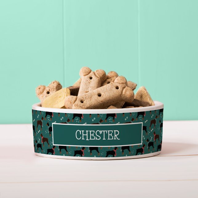 Tigela Dobermans Vermelhos e Pretos com Cachecóis Padrão  (Winter Doberman Pattern Dog Bowl with Custom Name (add your own dog name))