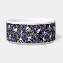 Flores violetas, crânios e rendas