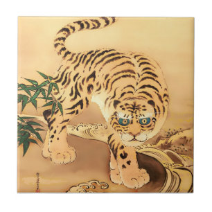 Tigre Minhwa Vintage junto a um riacho