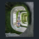 Tigre na Poster de Arte Jardim<br><div class="desc">Tiger no Jardim apresenta uma cerveja Tiger de tamanho excessivo, uma conhecida cerveja de Singapura, sentada numa porta copos quebrada em um jardim com tunelamento.</div>