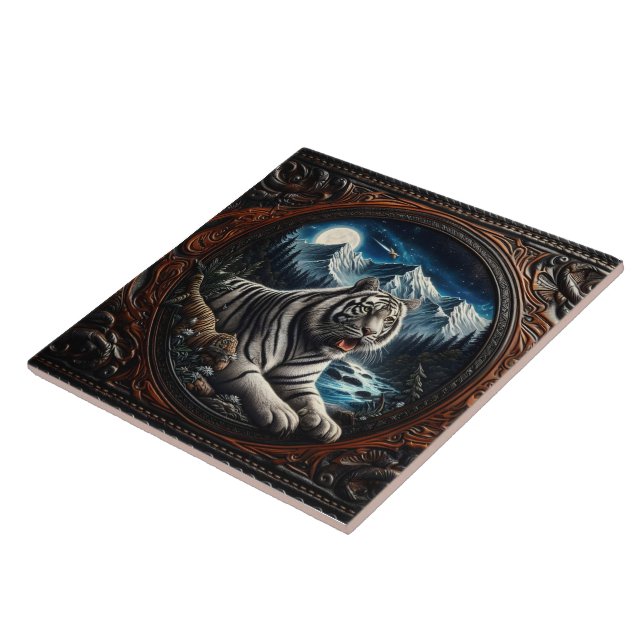 Tigre Relaxando nas Montanhas Majestosas (Lateral)