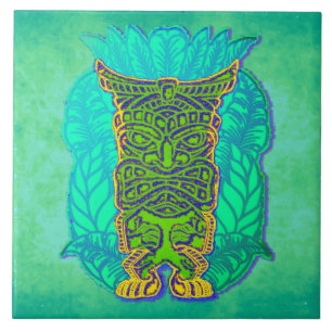Tiki verde no fundo sujo de turquesa