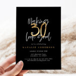 Típica aniversário de 30 anos moderna, preta e dou<br><div class="desc">Convite de aniversário para tipografia moderna de aniversário de 30 anos,  preto e ouro. Texto de script moderno monocromático design. Parte de uma coleção.</div>