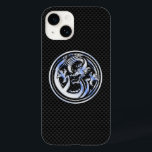 Tipo cromo Dragão Crest Fibra de Carbono Impressão<br><div class="desc">Um estilo de crachá de etiqueta Dragon,  renderizado em cromo como metal,  parece um impressão de fundo de fibra de carbono preta para vestir ou compartilhar em todas as ocasiões festivas. Uma ideia de presente de excelente!</div>