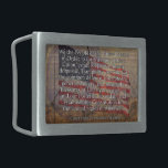 Tipografia do preâmbulo da bandeira e da Constitui<br><div class="desc">Esta fivela retangular é projetada com um toque da história americana. Esta design apresenta o texto do Preâmbulo à Constituição dos Estados Unidos. O texto é colocado sobre um fundo de uma bandeira não forjada dos Estados Unidos sobre madeira de cedro manchada e rachada.</div>