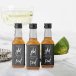 Tire uma foto, ela é uma solteira de Casando<br><div class="desc">Comece a festa com essas etiquetas fofinhas de garrafas para festas de solteira ou noites de galinha. O design apresenta "take a shot,  [Name} is casando" no bloco moderno e a letra de script desenhada à mão.</div>