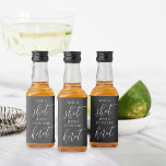 Tire uma foto, ela é uma solteira de Casando<br><div class="desc">Comece a festa com essas etiquetas fofinhas de garrafas para festas de solteira ou noites de galinha. O design apresenta "take a shot,  [Name} is casando" em serif e letra de script de caligrafia clássicos em um plano de fundo preto de soft ash.</div>