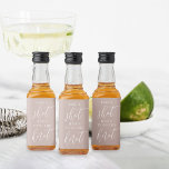 Tire uma foto, ela é uma solteira de Casando<br><div class="desc">Comece a festa com essas etiquetas fofinhas de garrafas para festas de solteira ou noites de galinha. O design apresenta "tirar uma fotografia,  [Nome} é casando" em letras clássicas de serifa e escrita de caligrafia num fundo poeirento cor-de-rosa-rosa.</div>