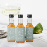 Tire uma foto, ela é uma solteira de Casando<br><div class="desc">Comece a festa com essas etiquetas fofinhas de garrafas para festas de solteira ou noites de galinha. O design apresenta "tirar uma fotografia,  [Name} é casando" em letras clássicas de serif e de escrita de caligrafia em um fundo verde empoeirado.</div>