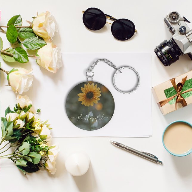 tiro de fecho do chaveiro de girassol. chaveiro (close-up shot of sunflower keychain. keychain
)