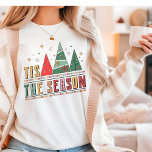 Tis The Season Modern Christmas Typografia<br><div class="desc">"Esta é a narrativa moderna tipografia natalícia festiva de três-blend festiva apresenta o texto "Esta é a estação" na tipografia moderna,  acentuada com árvores de Natal modernas. Perfeito para presentes de Natal,  festas de Natal e festas de Natal,  aniversários e muito mais. Criado pelo Evco Studio www.zazzle.com/store/evcostudio</div>