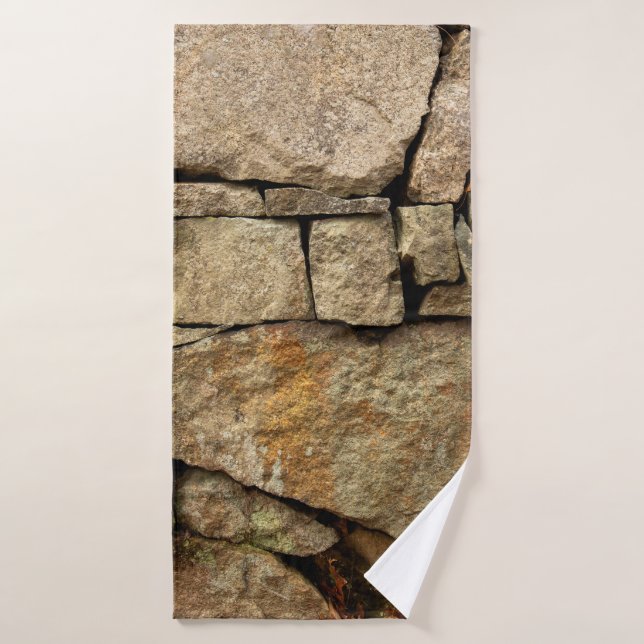 Toalha De Banho A stone wall made of cobblestones background textu (Toalha de Banho)