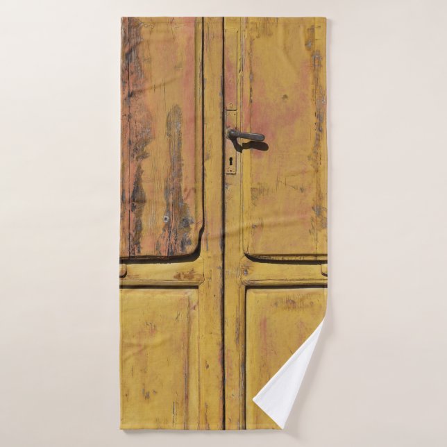 Toalha De Banho Armário de madeira marrom fechado (Toalha de Banho)