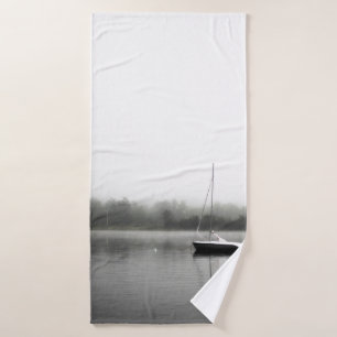 TOALHA DE BANHO BARCO PRETO E BRANCO NO LADO
