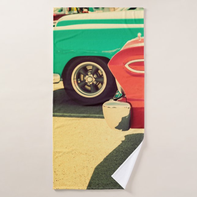 Toalha De Banho Carros clássicos estacionados em um carro de linha (Toalha de Banho)