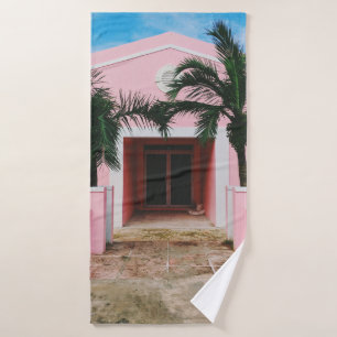 Toalha De Banho Casa de betão rosa e branco perto de árvores ver