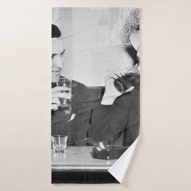 Toalha De Banho Casal sentado em um restaurante flertando (Toalha de Banho)