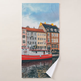 TOALHA DE BANHO CONSTRUÇÃO DE CONCRETOS VERMELHOS E BRANCOS