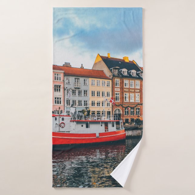 TOALHA DE BANHO CONSTRUÇÃO DE CONCRETOS VERMELHOS E BRANCOS (Toalha de Banho)