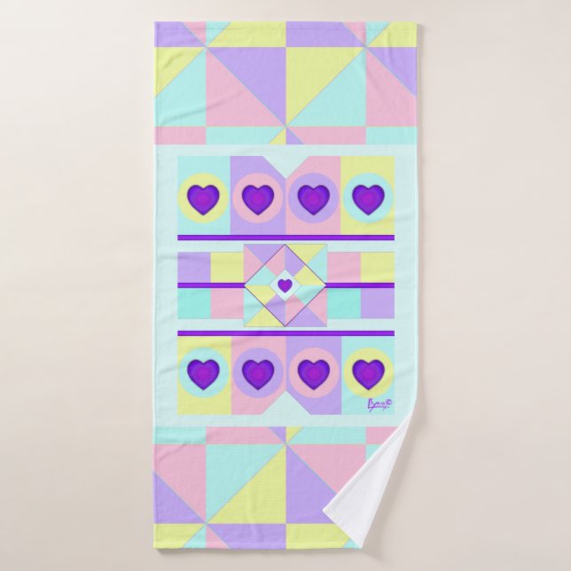 Toalha De Banho Cores de pastel e corações roxos batendo (Toalha de Banho)