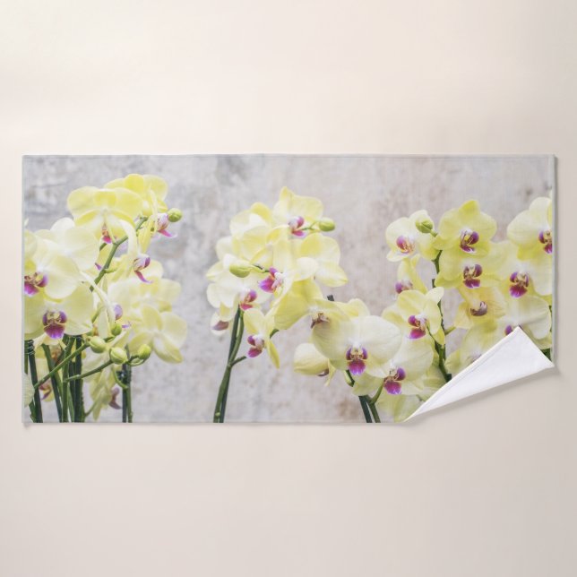 Toalha De Banho Creme Romântico Elegante e Orquídeas Liláticas (Toalha de Banho)