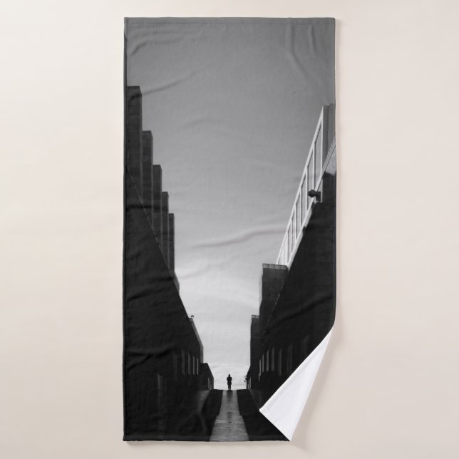 TOALHA DE BANHO FOTO EM GREYSCALE DO CAMINHO ENTRE EDIFÍCIOS (Toalha de Banho)