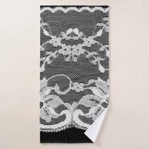 Toalha De Banho Lace floral branco sobre fundo preto.