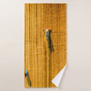 Toalha De Banho Máquina de Harvester trabalhando em campo. Escarpa