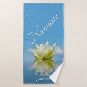 Toalha De Banho Namaste. Flor de Lotus Refletindo com Nome Azul Cé